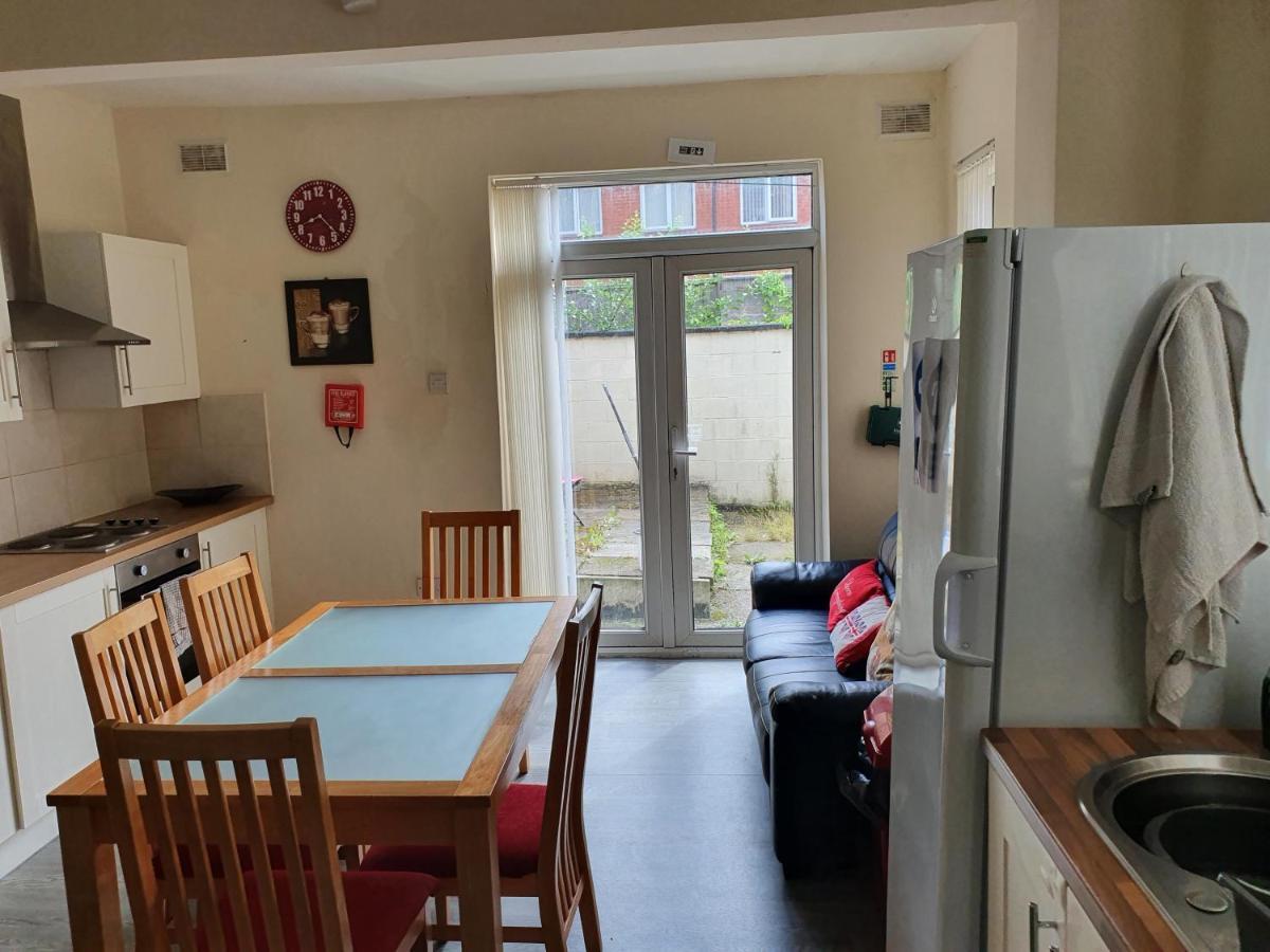 12 Person 6 Bedroom Self Catering House リヴァプール エクステリア 写真